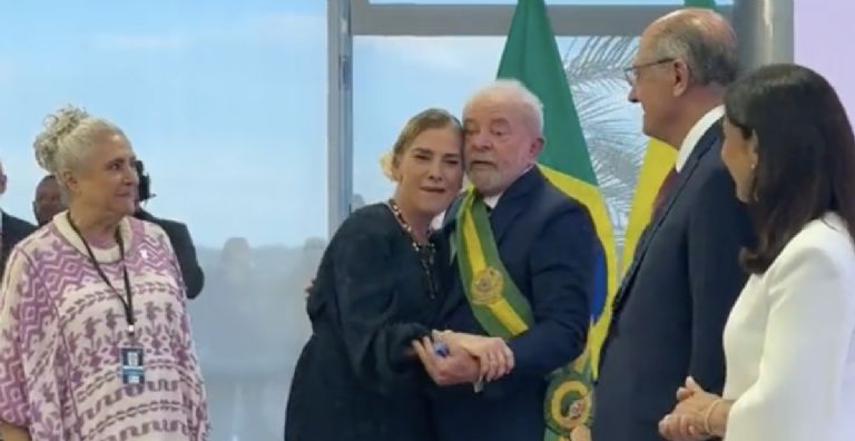 Beatriz Gutiérrez acude a toma de protesta de Lula Da Silva. Foto: Facebook