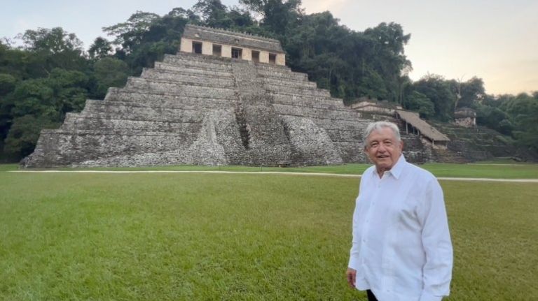En la imagen, el presidente AMLO desde Palenque, Chiapas, desea Feliz Año Nuevo. Foto: YouTube