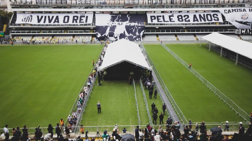 Fotos: Así se despiden los brasileños en el funeral de Pelé en el estadio Vila Belmiro