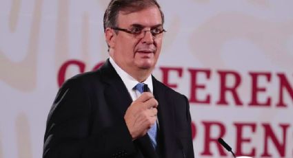 Marcelo Ebrard se suma a la tendencia de repartir peluches con su imagen; también se dice fan de RBD