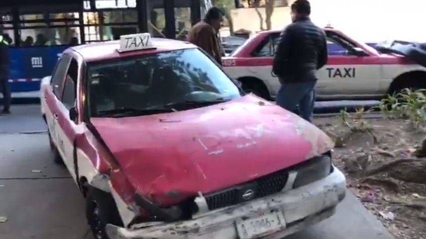 Por ir  a exceso de velocidad 2 taxistas se impactan sobre Eje Central; Hay un lesionado