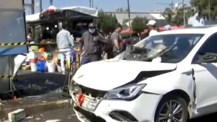 Fuerte accidente: Vehículo se impacta con puesto de comida y deja al menos 9 heridos