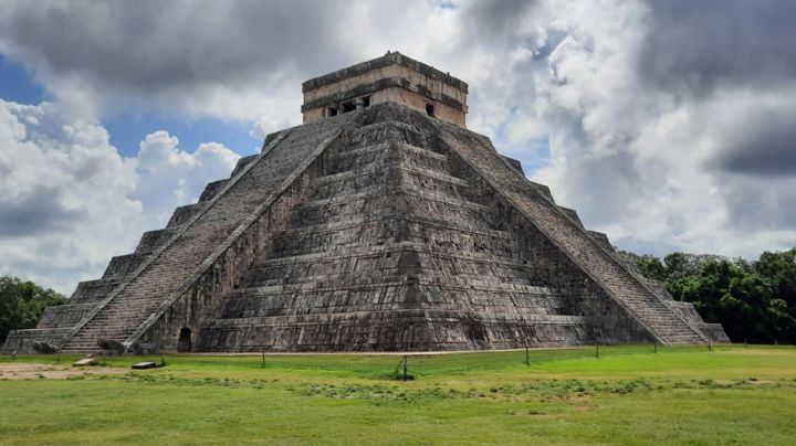 (VIDEO) De nueva cuenta: Turista extranjero sube a pirámide y civiles lo golpean con un palo
