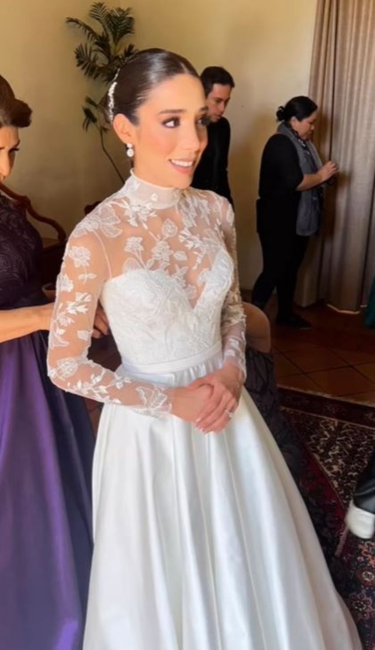 Antonieta y su hermoso vestido de novia