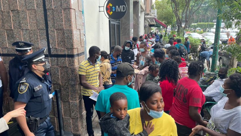 ¡Exigen ayuda! Cientos de Migrantes abarrotan oficinas de la Comar en la CDMX