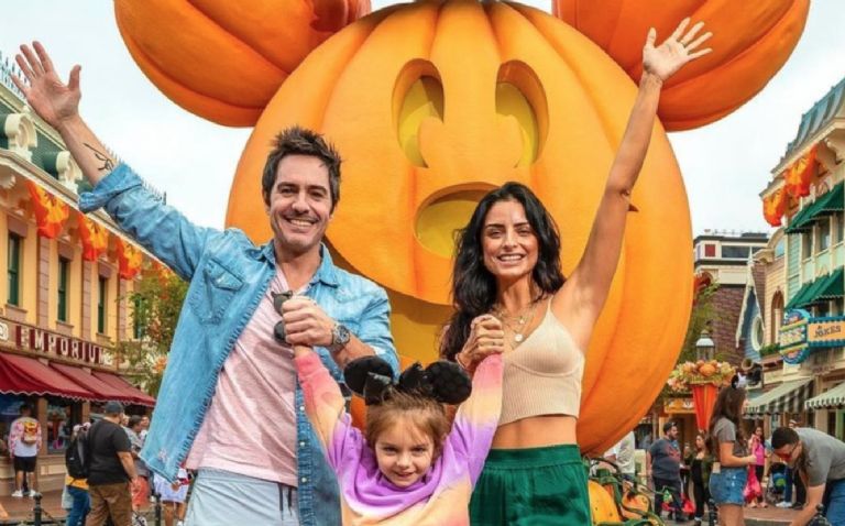 Ochmann y Aislinn Derbez en Disneyland con Kailani
