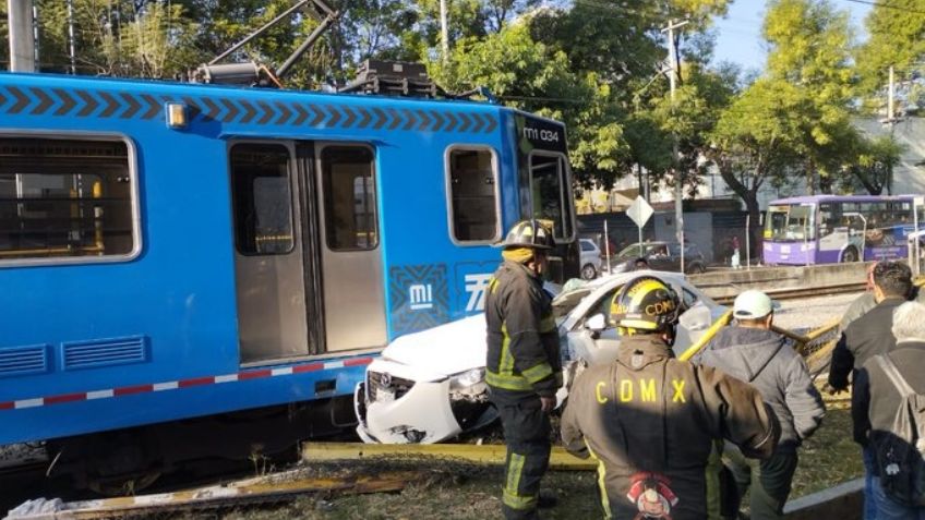Trató de ganarle el paso: Vehículo queda destrozado tras impactar contra el tren ligero en CDMX
