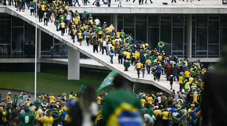 Golpistas atacan sedes en Brasilia. Foto: Twitter