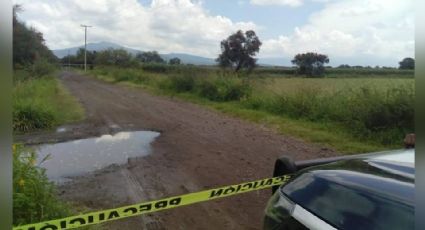 Desconocidos dejan a la orilla de una brecha el cadáver de un hombre en Guanajuato