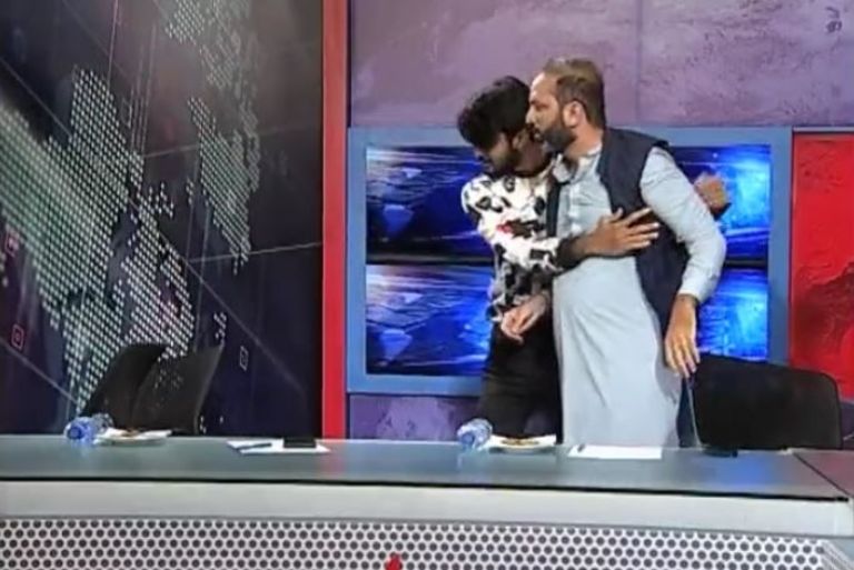 Debate termina en golpes en Paquistán