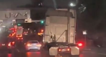 VIDEO: Tráiler se queda sin frenos en Zapopan y se estrella con 20 autos; conductor escapa