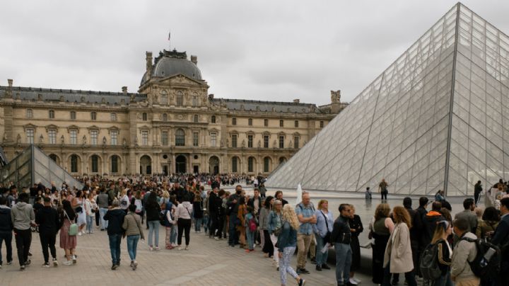 El museo del Louvre en París es evacuado y cerrado por miedo a sufrir un atentado terrorista