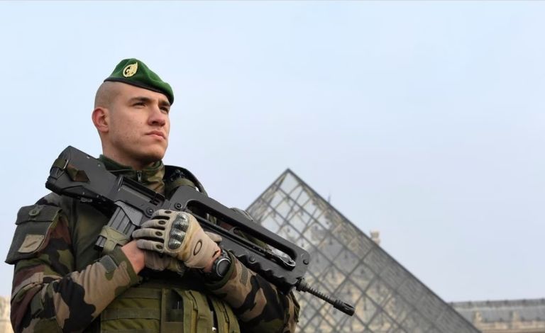 El Louvre de París, el Museo Más Visitado del Mundo, Evacuado y Cerrado por Temor a un Atentado