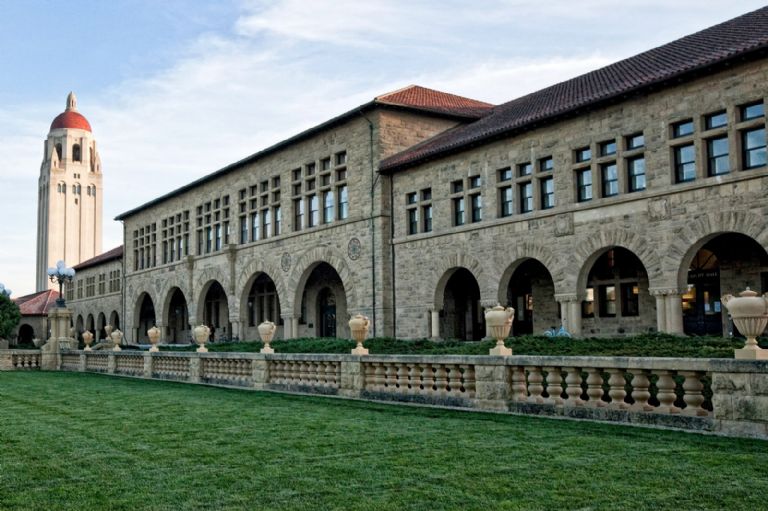Profesor de Stanford es suspendido por comentarios controversiales hacia alumnos judíos