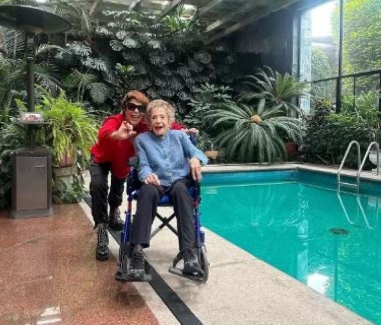 Alejandra Guzmán lanza indirecta tras no ser invitada a la boda