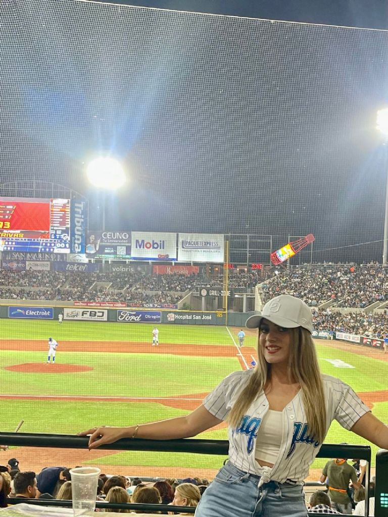 Anahí, aficionada de Yaquis