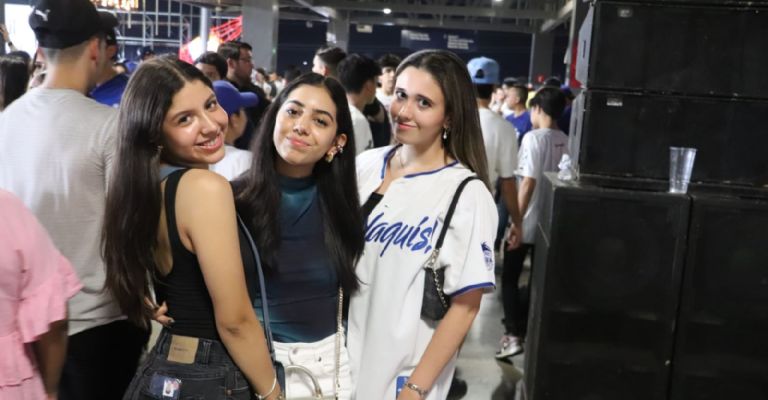 Amigas apoyando a la tribu