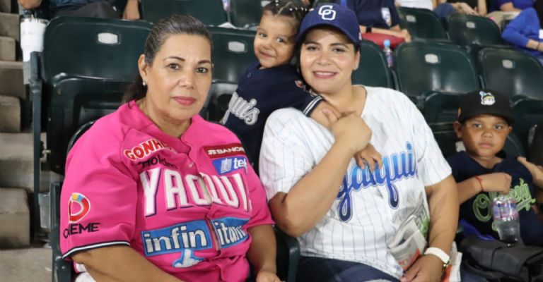 Brianda Chávez y Reyna Aguilar acudieron al juego inaugural