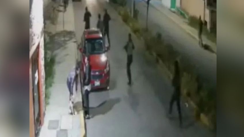 Vecinos aterrados corren: Filtran VIDEO inédito de balacera en Cuatitlán; saldo de 1 muerto