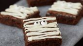 Receta deliciosa de 'brownies' de calabaza decorados como momia; son excelentes para 'Halloween'