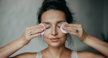 4 errores fatales que cometes al desmaquillarte los ojos; pueden provocarte arrugas en la zona