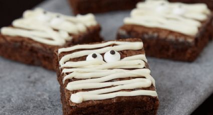 Receta deliciosa de 'brownies' de calabaza decorados como momia; son excelentes para 'Halloween'