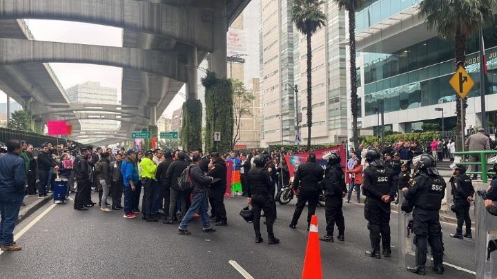 Trabajadores del poder judicial se enfrentan a policías causando caos y tráfico en la CDMX