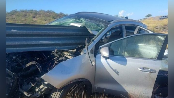 Conductor de automóvil choca contra valla de protección y muere en la Guaymas-Hermosillo