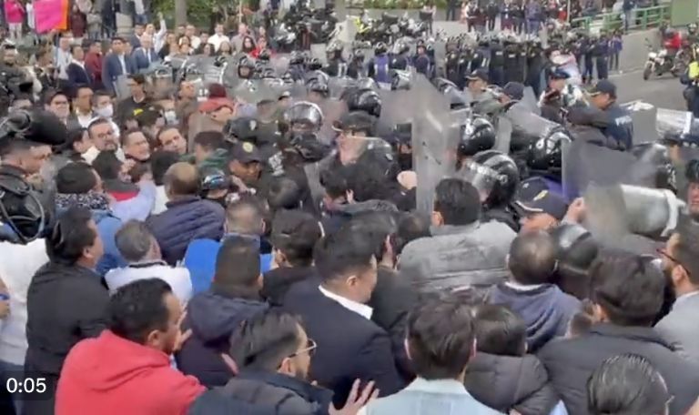 trabajadores del poder judicial se enfrentan a policías