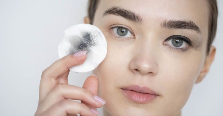 Recuerda desmaquillarte con movimientos gentiles
