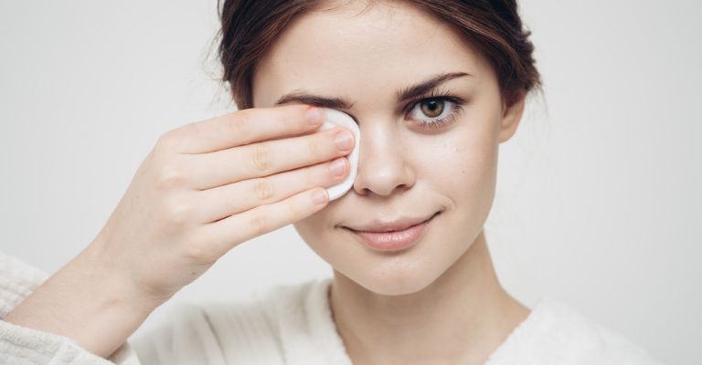 Hidratar la zona evitará la formación de arrugas prematuras