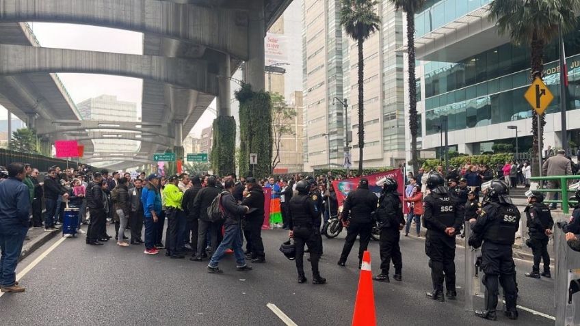 Trabajadores del poder judicial se enfrentan a policías causando caos y tráfico en la CDMX