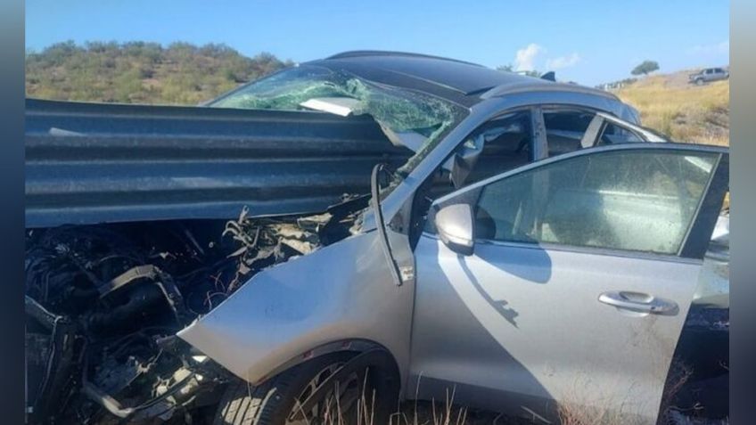 Conductor de automóvil choca contra valla de protección y muere en la Guaymas-Hermosillo
