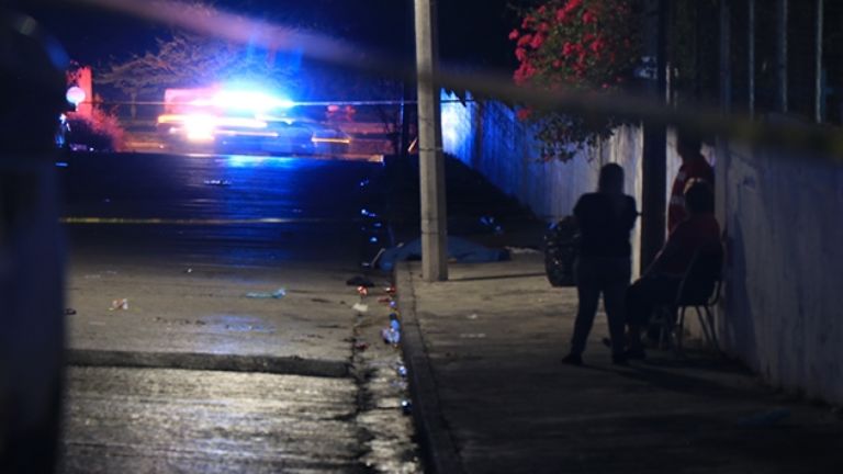 Hombre muere al proteger a su hija de las balas en Monterrey