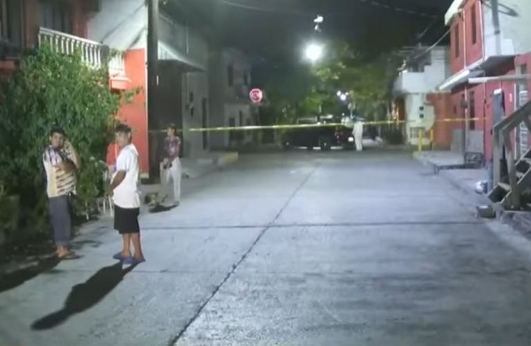 Hombre muere al proteger a su hija de las balas en Monterrey