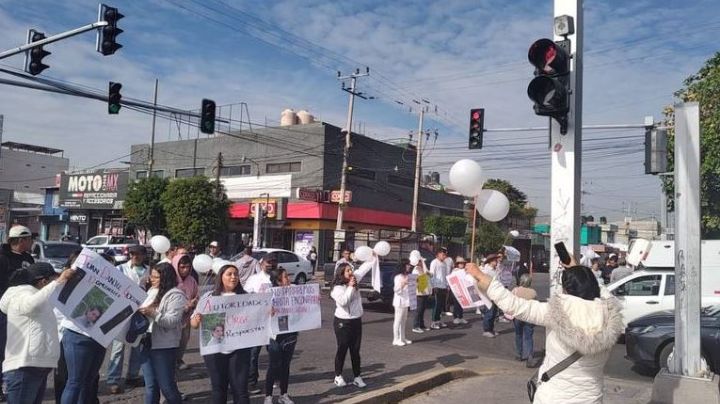 Exigen justicia por Daniel, joven secuestrado en Ecatepec; bloquean avenida Central