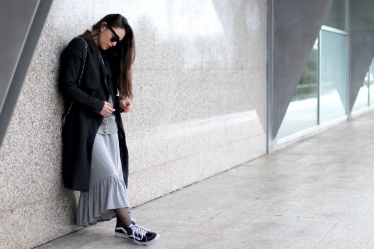 Vestido largo con gabardina y tenis