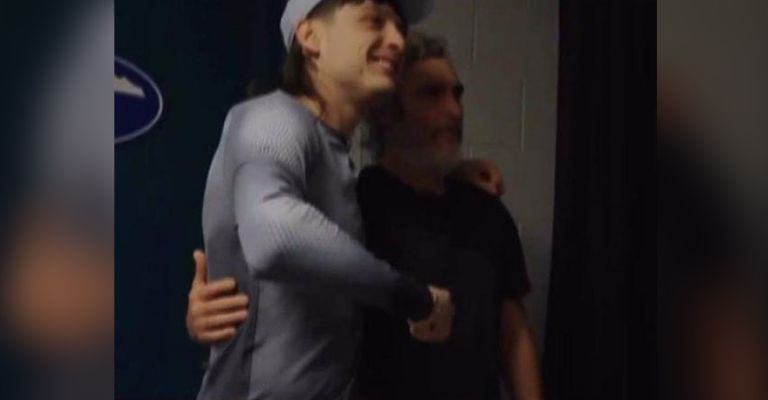 Joaquín Phoenix se toma foto con Peso Pluma en concierto