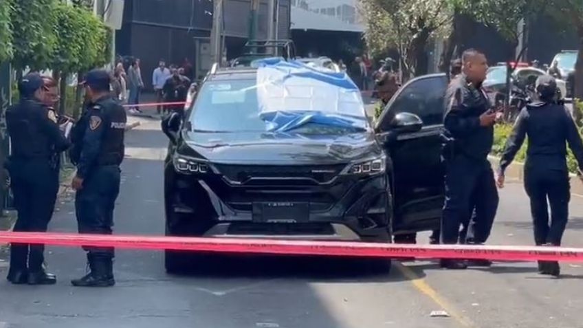 Delincuentes balean a conductor sobre Insurgentes Sur; el cuerpo quedó en el sitio