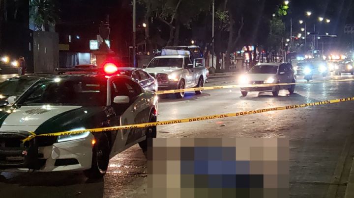 VIDEO: Motociclista muere tras arrollar a un ciclista y chocar contra árbol en Reforma