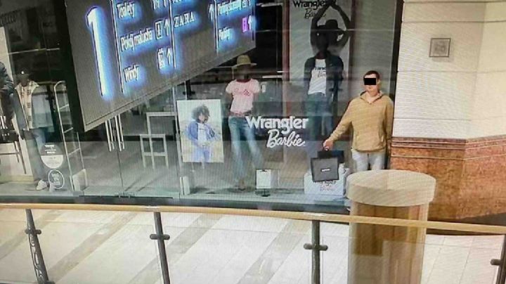 Hombre finge ser un maniquí por 5 horas para robar un centro comercial; nadie notó su presencia