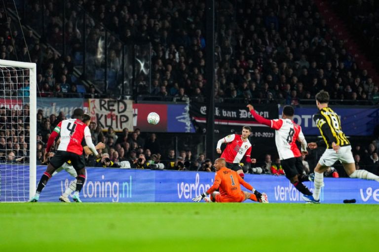 Santiago Giménez anota, sale lesionado y enciende las alarmas en el Feyenoord