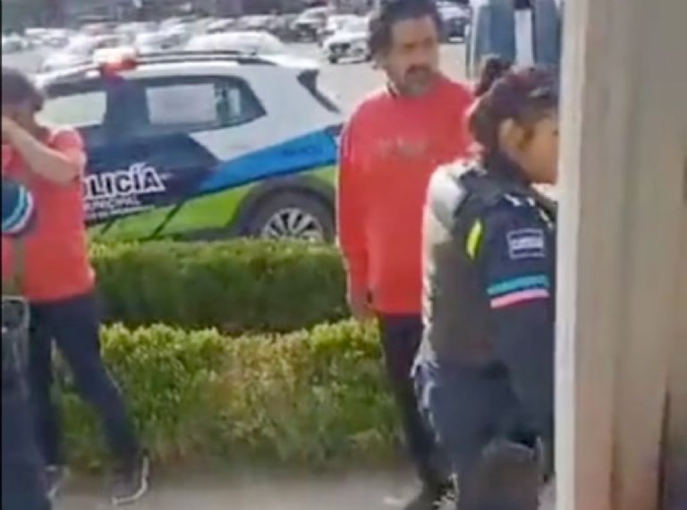 Violenta pelea entre mujeres en combi por supuesto conflicto amoroso en Xilotzingo, Puebla