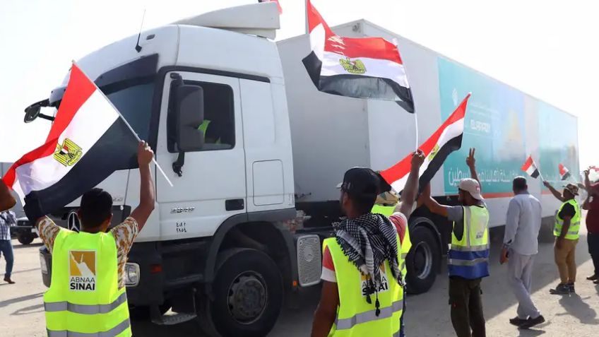 Tercer convoy de ayuda humanitaria entra por Egipto para brindar ayuda a Gaza; sigue siendo insuficiente