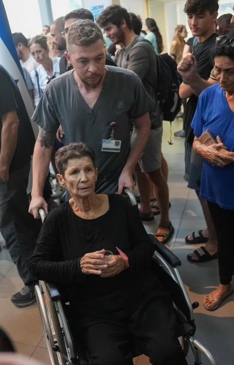 Anciana es liberada por Hamas y dice que fueron muy amables
