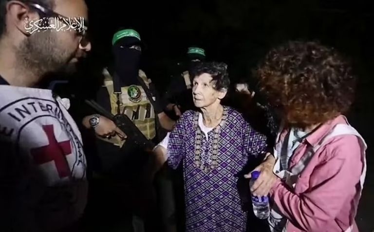 Anciana es liberada por Hamas y dice que fueron muy amables