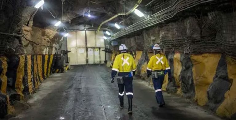 Mineros de Sudáfrica permanecen atrapados