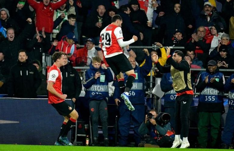 VIDEO: Santiago Giménez tiene debut de ensueño y se estrena como goleador en Champions League