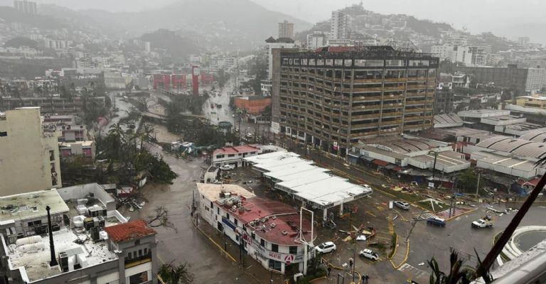 Esposo de Gloria Trevi queda atrapado en Acapulco durante el paso de Otis