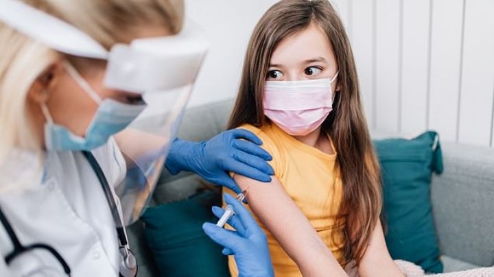 Ponerse la vacuna contra el COVID y la gripe el mismo día puede aumentar los accidentes cerebrovasculares